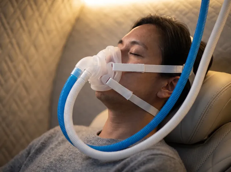 Person med BIBS-mask under en session i OxyMeds syrekammare